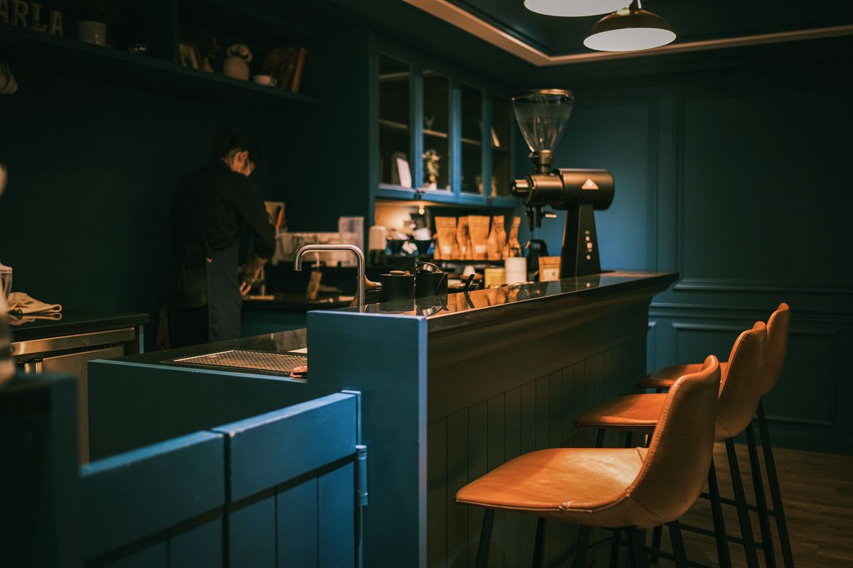 モダンなカフェの店内 4